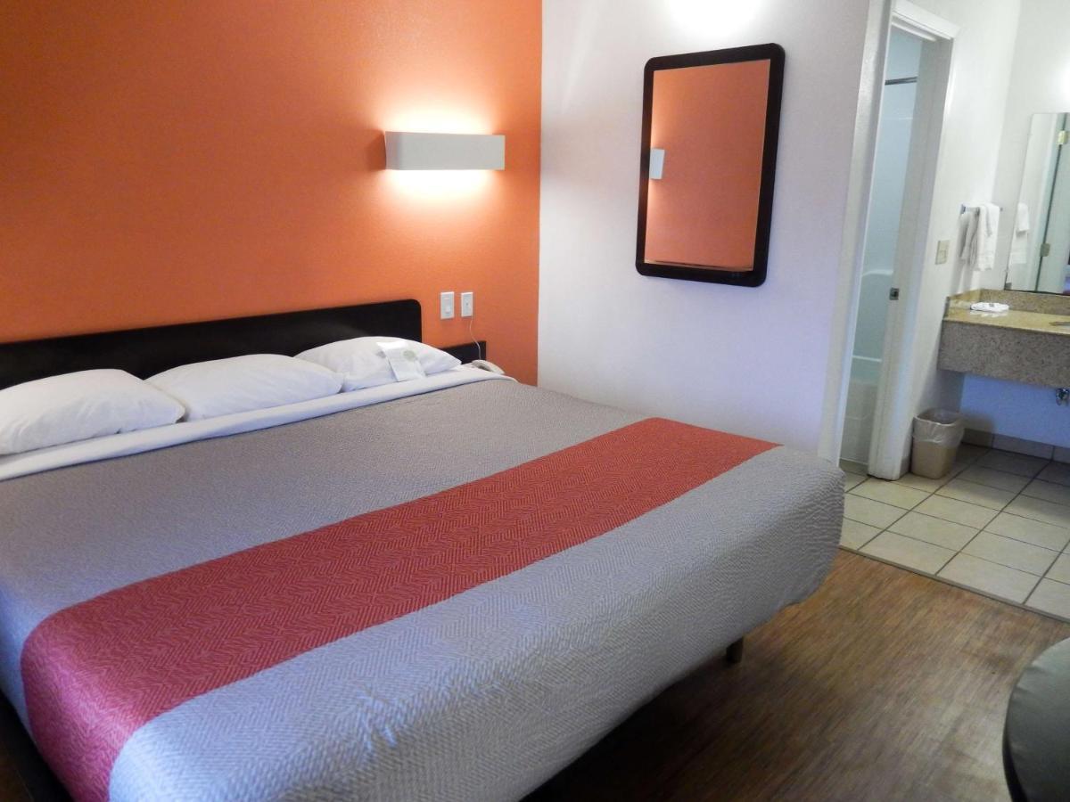 Motel 6-Clute, Tx Eksteriør bilde